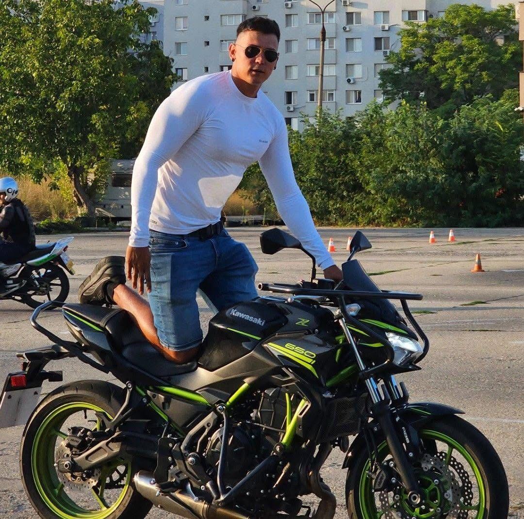 Instructorul Andrei Pătrui pe motocicleta Kawasaki Z650