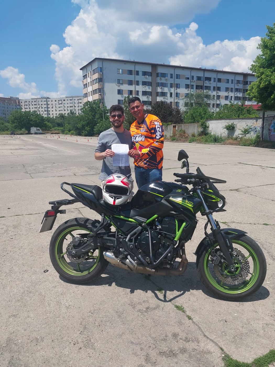 Absolvent cu instructorul după examen